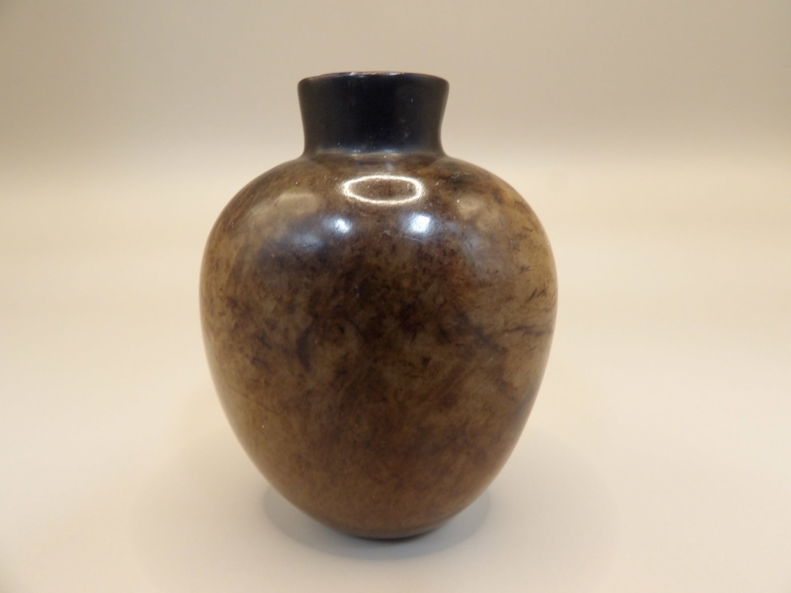 rare Chinese Hetian jade snuff bottle: 2.3 inches height. 134 grams.