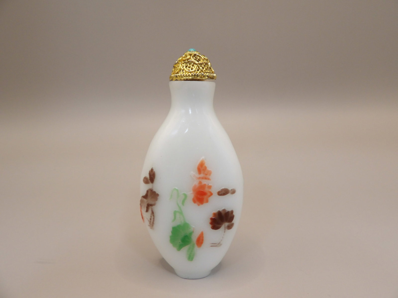antique Chinese Yangzhou school 5-color overlay milky glass snuff bottle: 2.9 inches height.