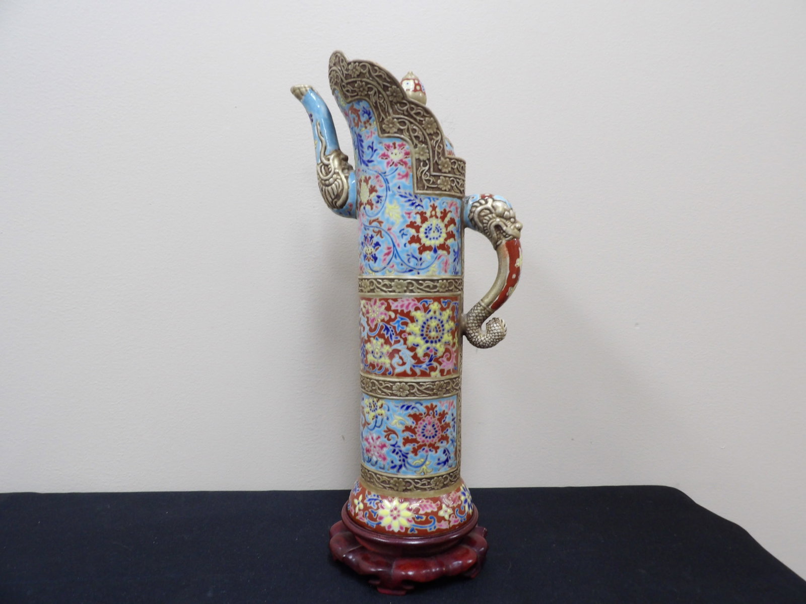 Chinese large porcelain duomu kettle with dragon motif and Qing dynasty Yongzheng mark: 13.6 inches height not including wood base.