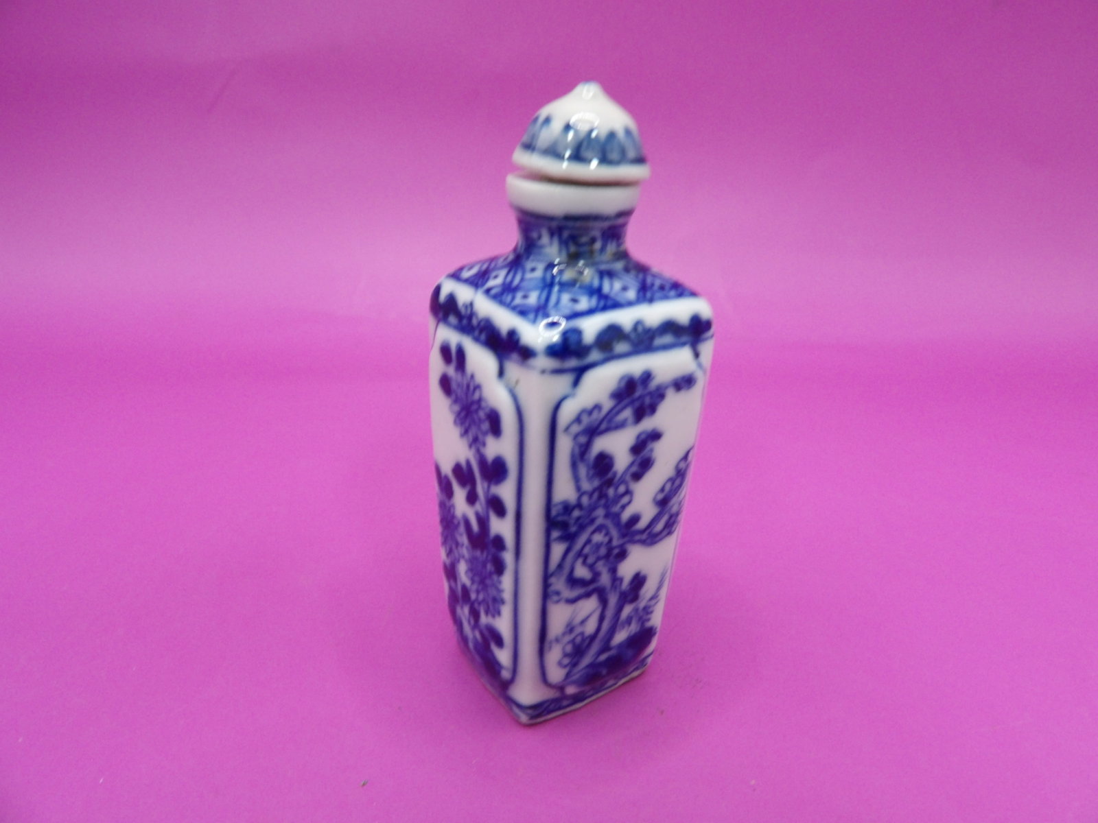 Chinese porcelain snuff bottle with Qing dynasty Qianlong mark and floral mandala pattern: 2.1 inches height.