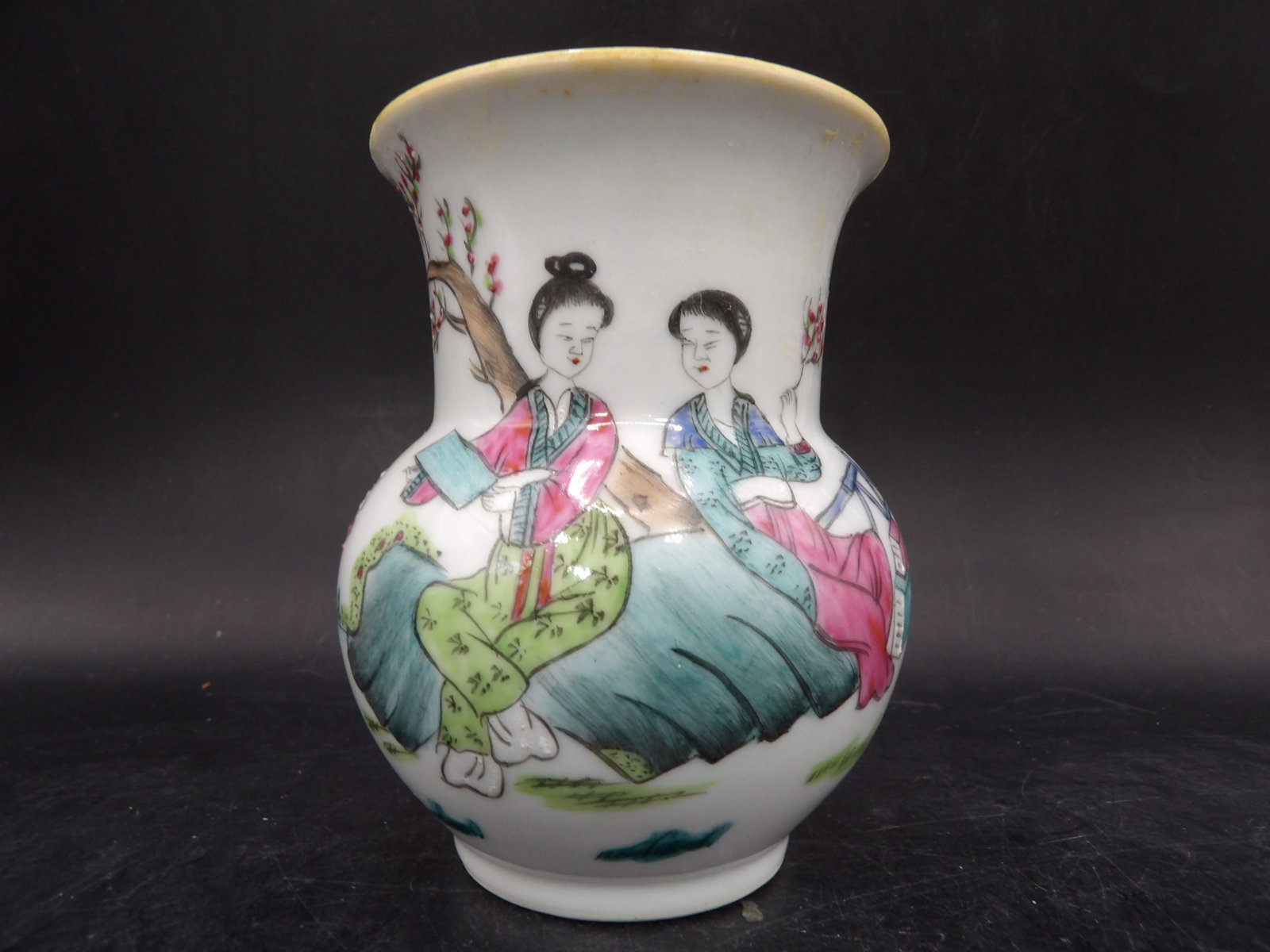 antique Chinese famille rose porcelain Zhadou jar or vase signed: 4 inches height.