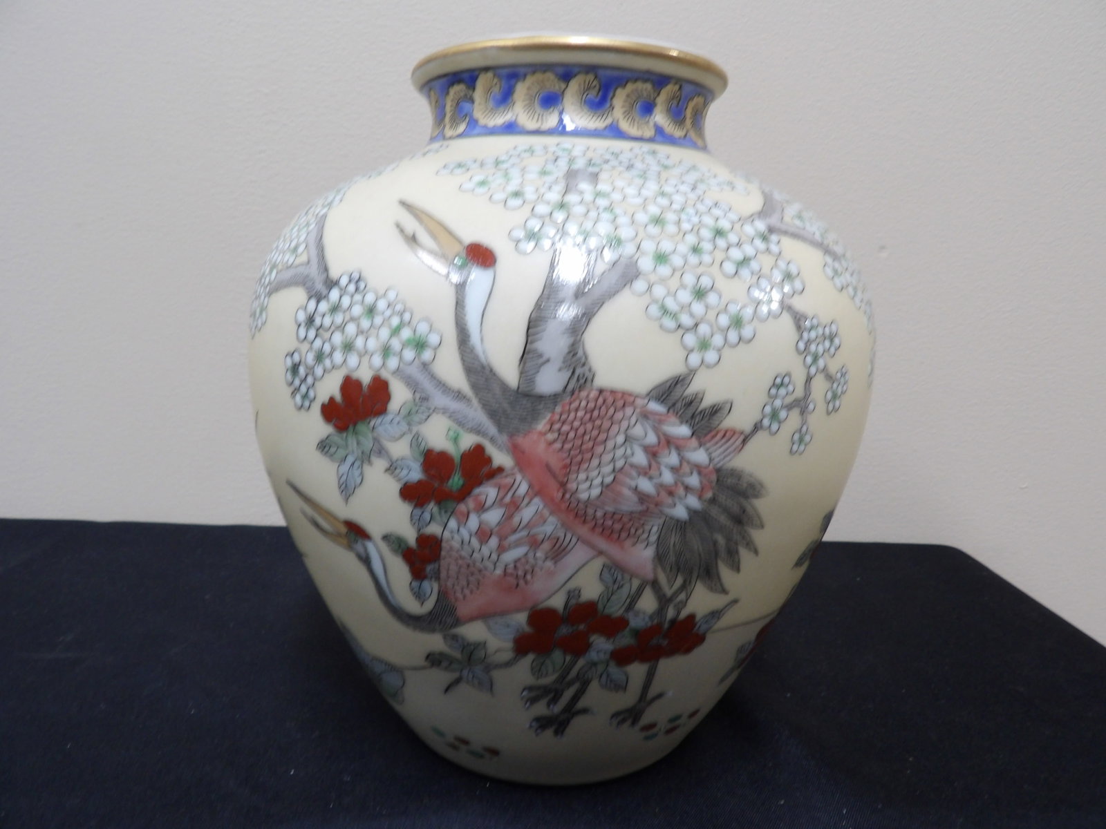 Chinese export porcelain vase with crane floral motifs: 8.2 inches height.