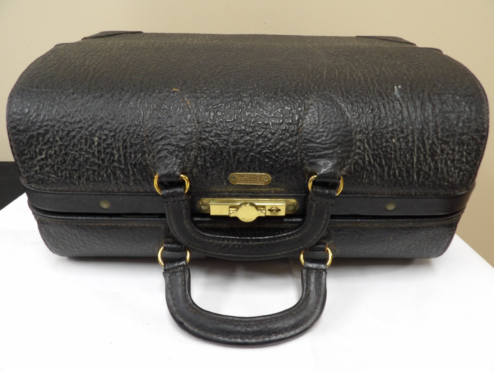 antique Emdee Schell black textured leather doctor's bag top grain cowhide: 17 inches length. Working brass hardware. We will inhouse ship items to you very affordable and efficient. Select self-arrange shipping.