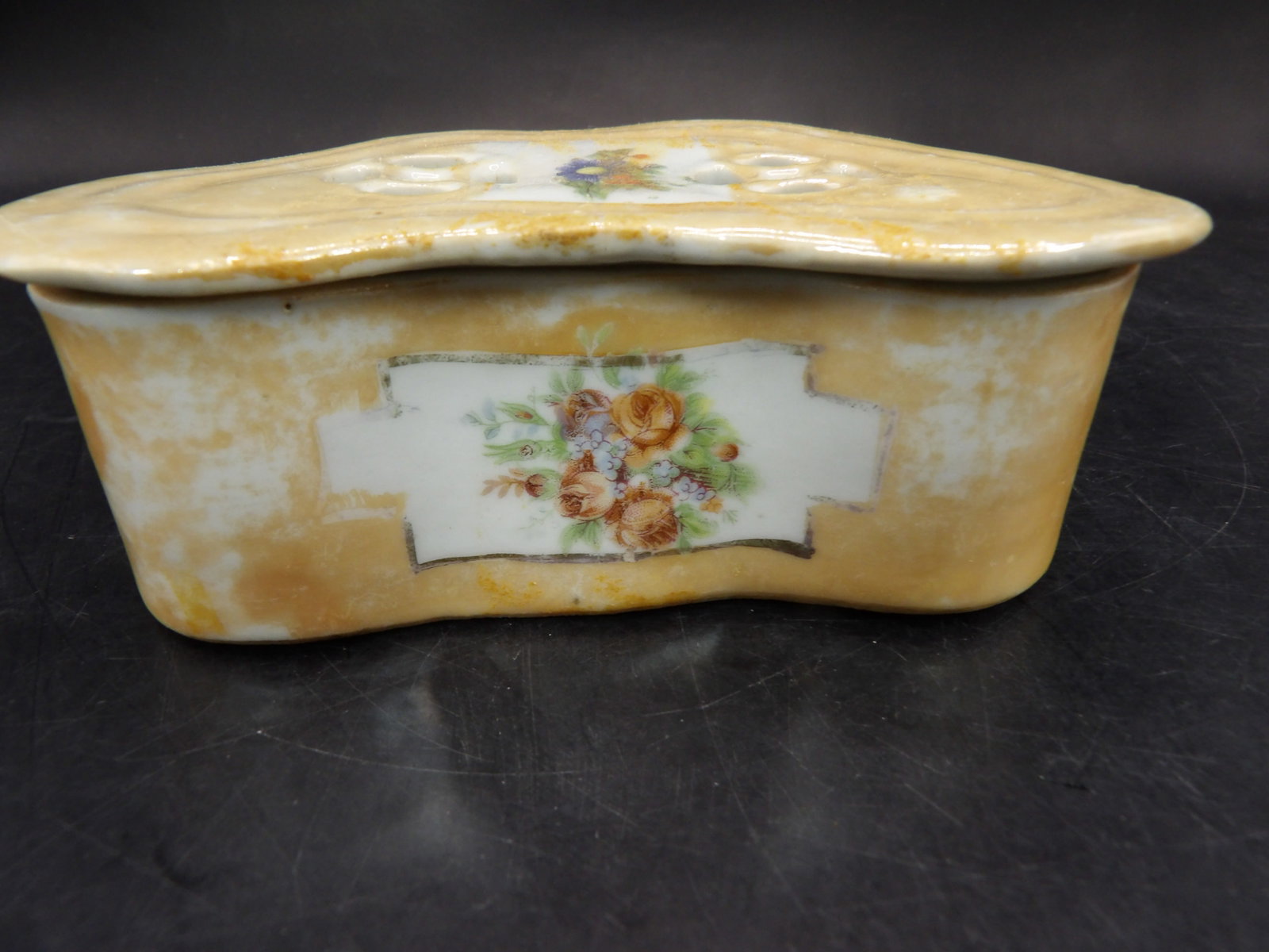 Chinese porcelain cricket box with Chinese export seal: 4.5 inches length. We will inhouse ship items to you very affordable and efficient. Select self-arrange shipping.