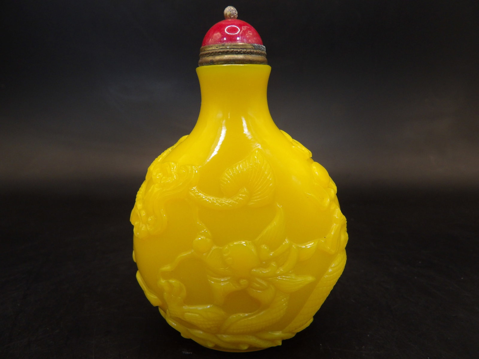 very fine Chinese dragon glass snuff bottle with Qing dynasty Qianlong mark: 2.9 inches height.