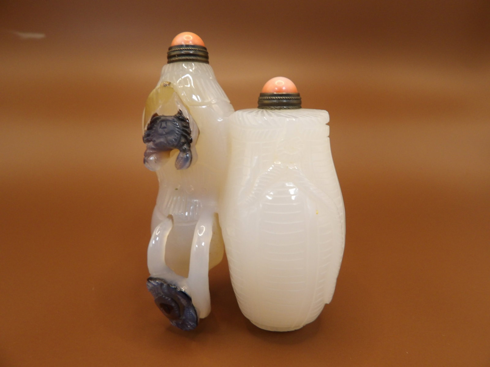 Chinese carved agate conjoined snuff bottle: 2.7 inches height.