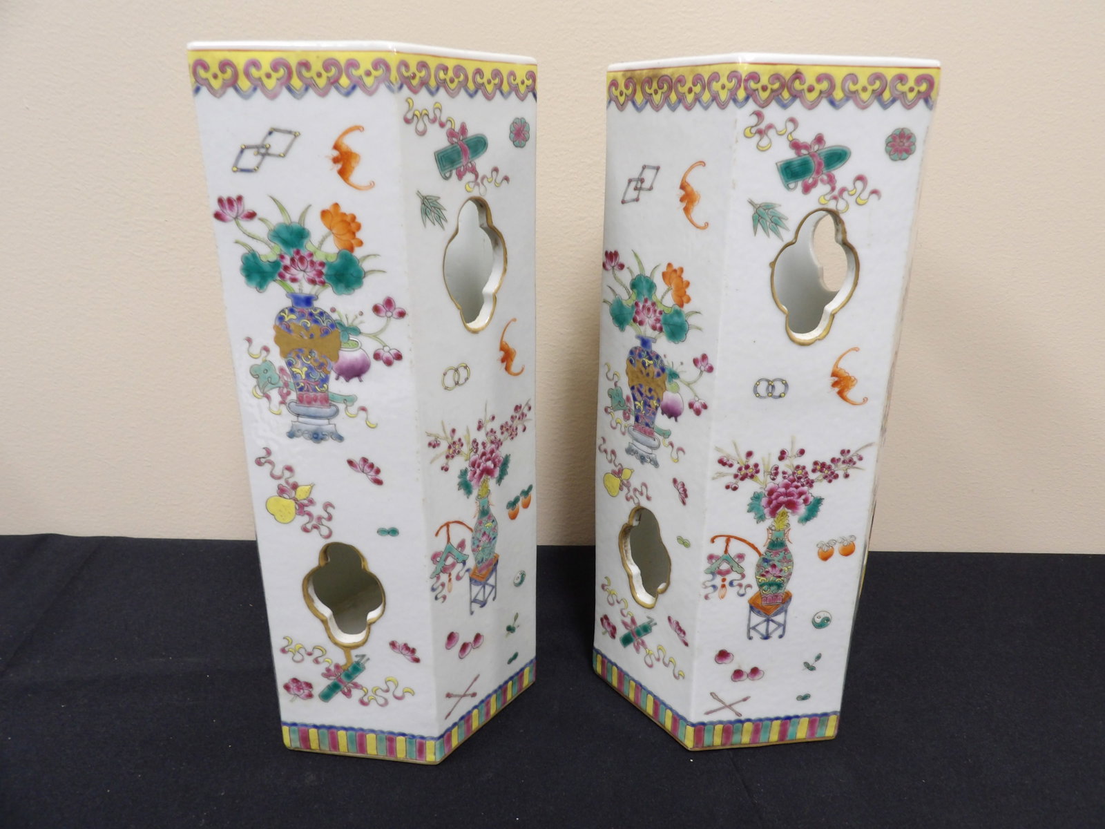 Lot of 2 finely hand painted porcelain hat stand with Qing dynasty Daoguang mark: Approx. 11 inches height. We will inhouse ship items to you very affordable and efficient. Select self-arrange shipping.