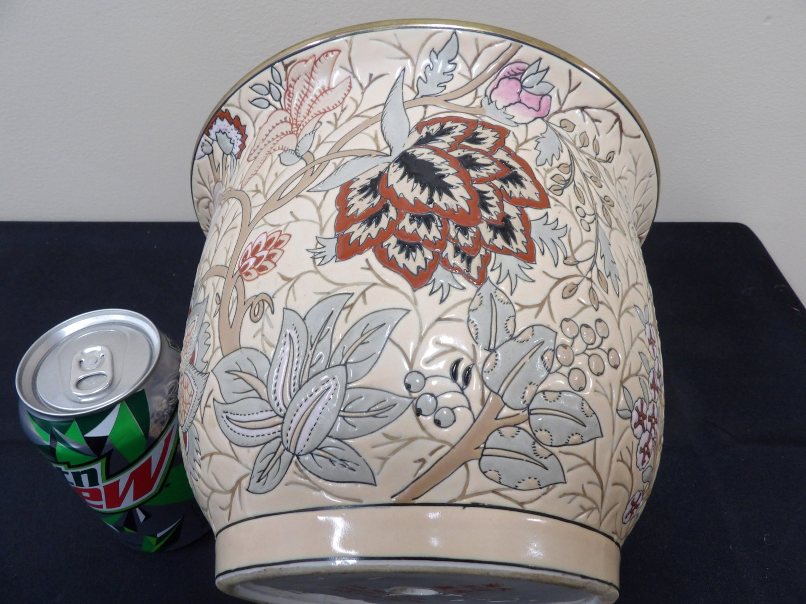 Chinese export porcelain planter with Qing dynasty Tongzhi mark and gold rim: Size is 9 x 9 x 6.8 inches. We will inhouse ship items to you very affordable and efficient. Select self-arrange shipping.