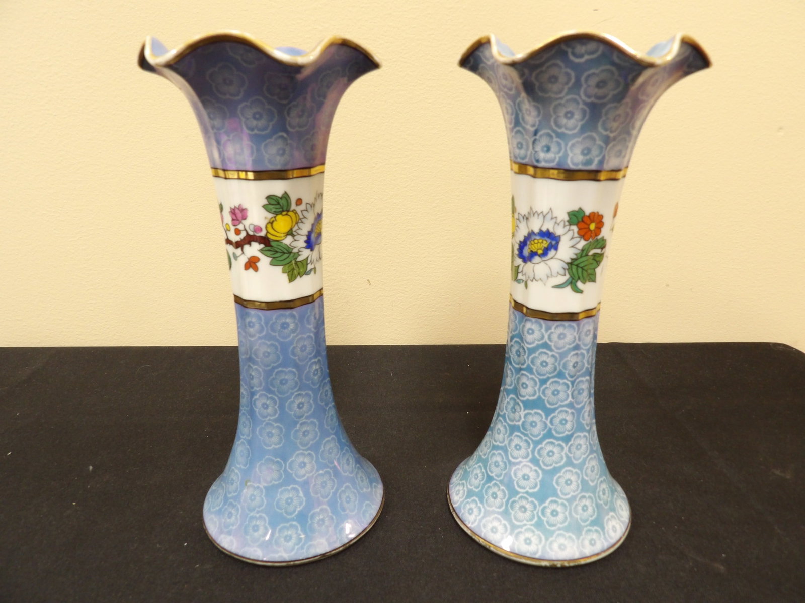Noritake pair of porcelain bud vases with floral motifs and gilded rims: 8.4 inches height.