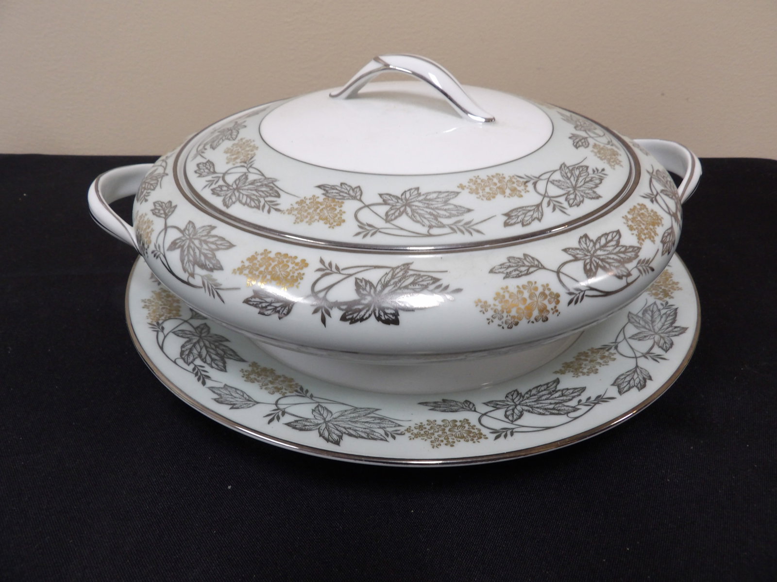 Noritake Silvine pattern 5487 covered vegetable bowl with underplate: Underplate is 10.3 inches diameter.