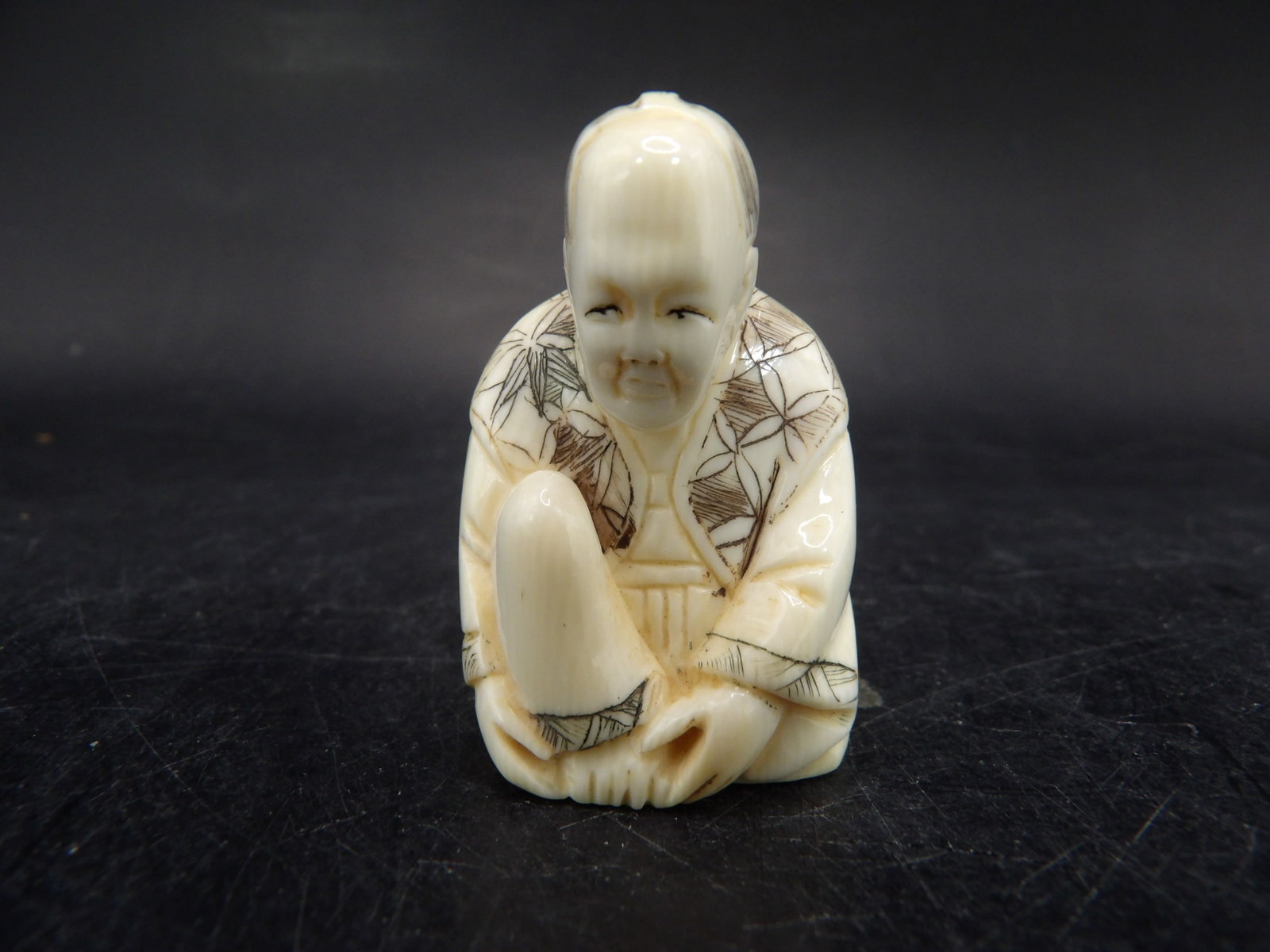 antique Japanese bone carved male figurine signed: 1.1 inches height. No international shipping.