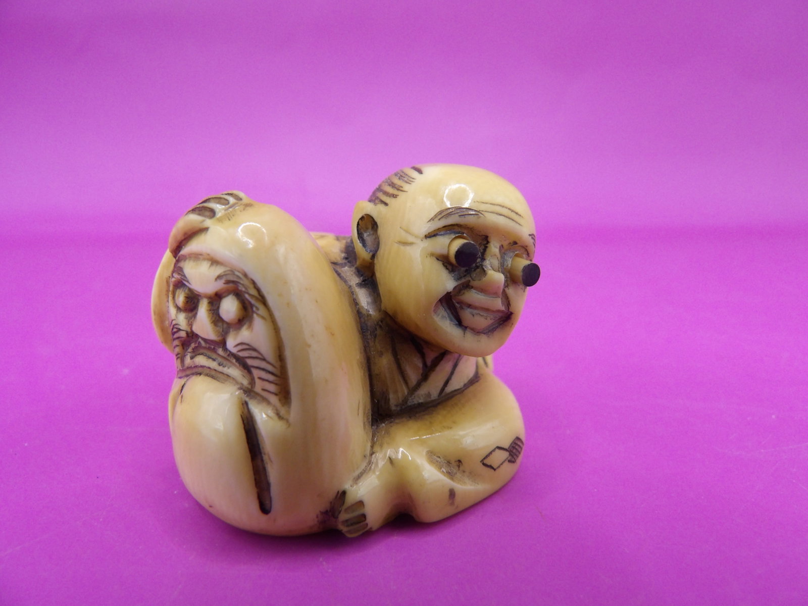 antique Japanese carved bone netsuke depicting a figure with a sack with Moving Eyes: 1.3 inches length. No international shipping.