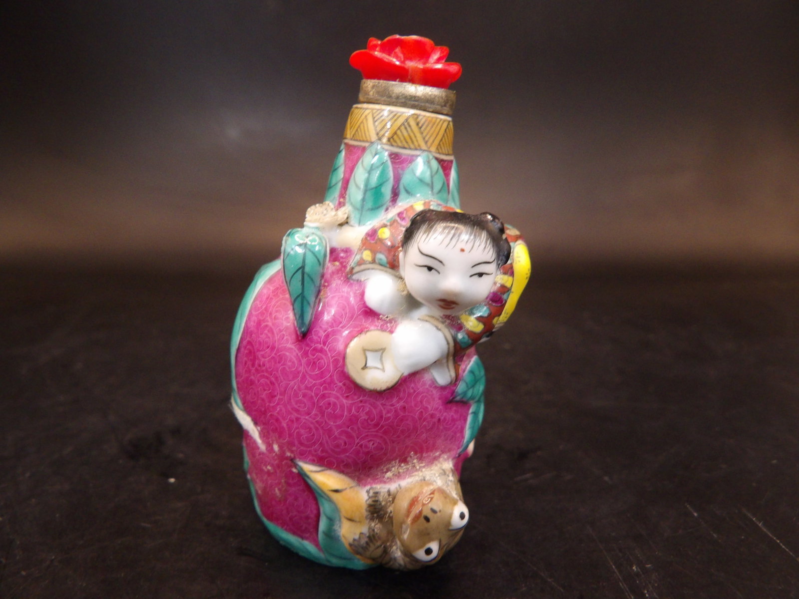 fine Chinese molded porcelain snuff bottle with Qing dynasty Guangxu mark: 2.3 inches height.
