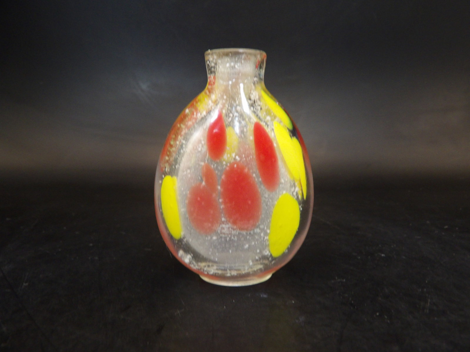 Qing dynasty Chinese sandwich glass snuff bottle (1 of 6)
