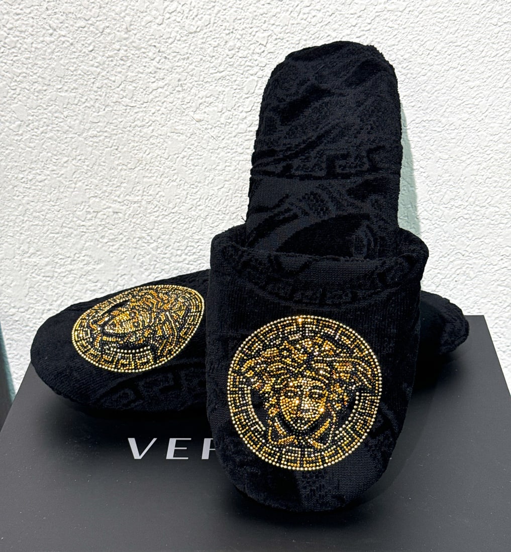 Versace Medusa Bath Slippers: Versace Medusa Bath Slippers. Size Xl, Very Slight Evidence Of Wear. Includes Retail Tags, Dust Bag, And Outer Gift Box. See Photos For Condition.