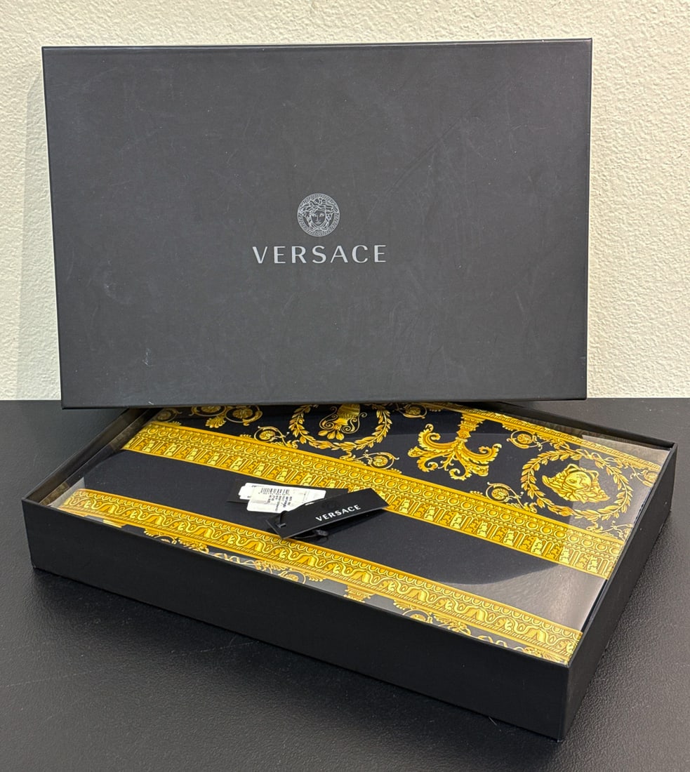 Versace I Love Baroque Bed Set: Versace I Love Baroque Bed Set. Size Twin, Oro Nero. Never Opened. Includes Retail Tags And Original Box. Giftable Condition. See Photos For Additional Condition Information.