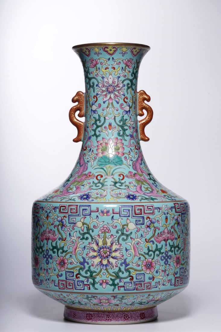 A piece of Qing Dynasty "Great Qing Jiaqing Year" turquoise green glaze Fushou Wannian amphora: Qing Dynasty "Great Qing Jiaqing Year" turquoise green glaze Fushou Wannian amphora This bottle is delicate in quality, rich in glaze water, regular in shape, open in the neck, symmetrical alum red am