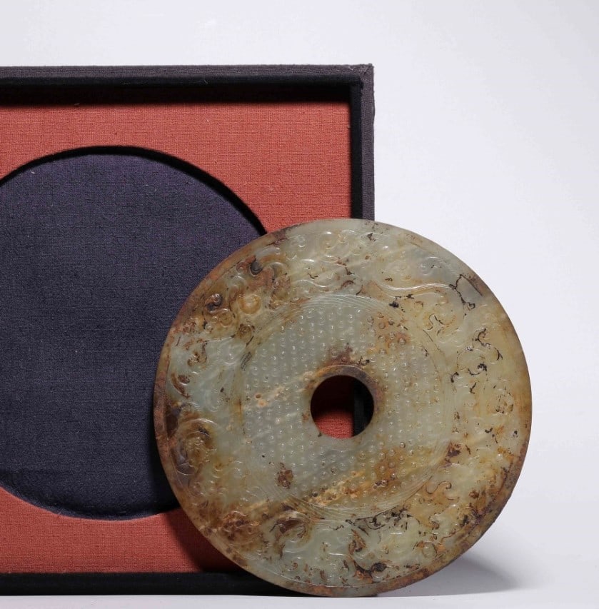 A piece of ancient jade dragon drum nail pattern jade: Ancient jade dragon drum nail pattern jade SIZE: D:16.4cm T:0.6cm W:299g (The Dimensions Of All Batches Are Manually Measured.If You Need More Detailed Information, Please Contact Our Customer Service