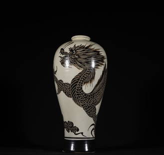 A Song Dynasty Cizhou kiln dragon pattern plum bottle: Song Dynasty Cizhou kiln dragon pattern plum bottle SIZE: H:29cm W:15cm (The Dimensions Of All Batches Are Manually Measured.If You Need More Detailed Information, Please Contact Our Customer Service