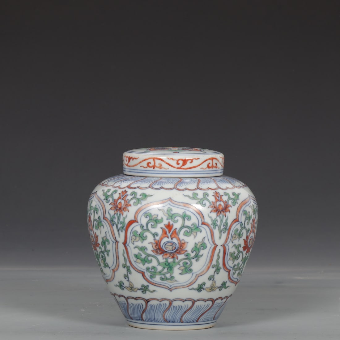 A piece of Ming Chenghua Doucai windowed floral pattern lid jar (1 of 9)