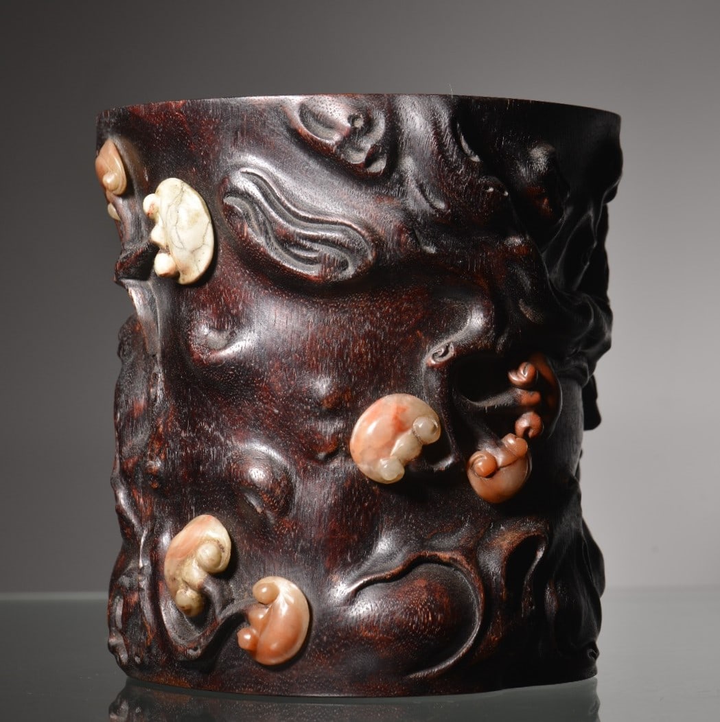 A piece of agarwood inlaid Shoushan stone Ganoderma lucidum plum pile-shaped pen holder (1 of 9)