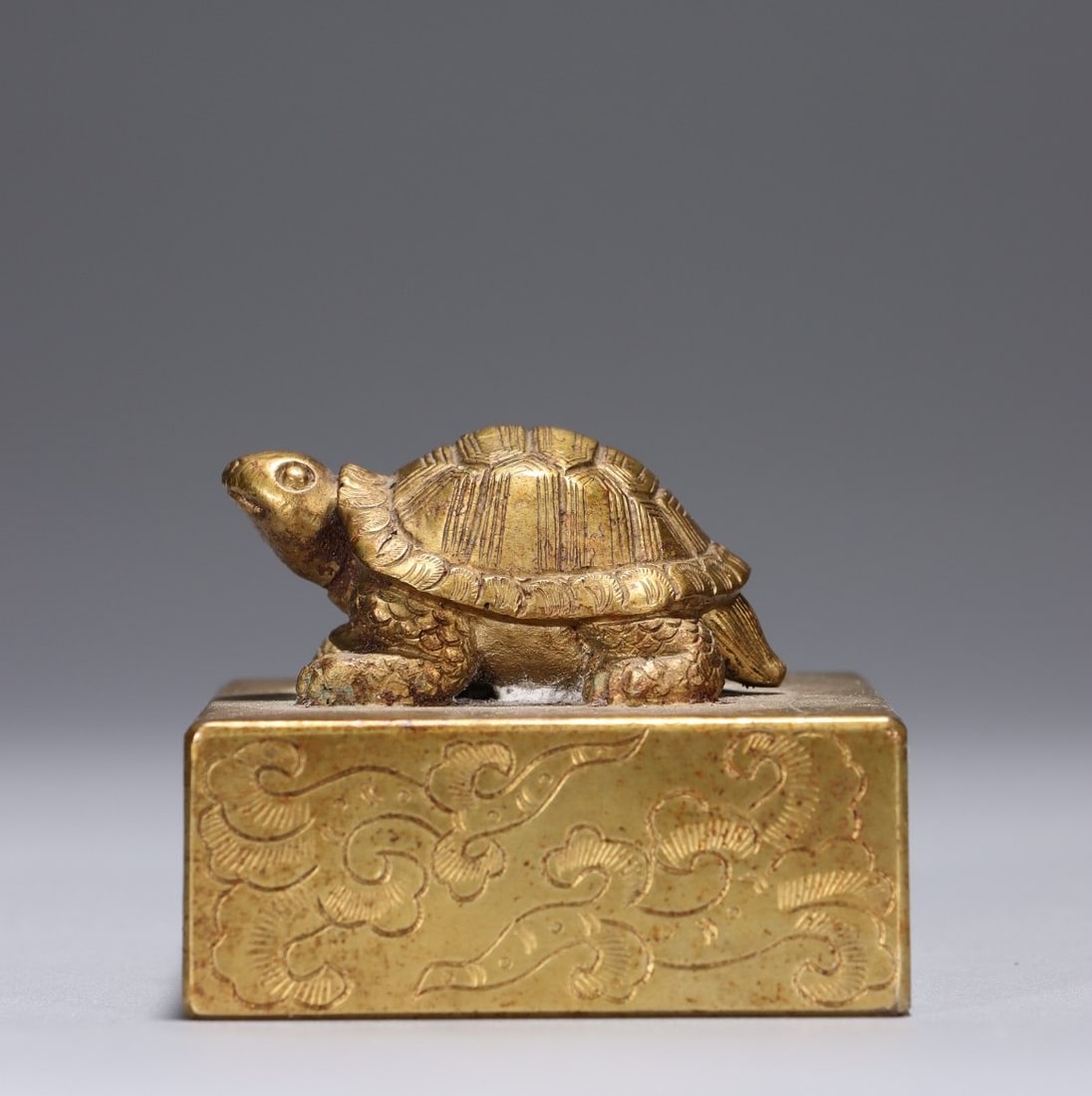 One piece of Qing Dynasty. The bronze gilt turtle button is engraved with a cloud seal (1 of 9)