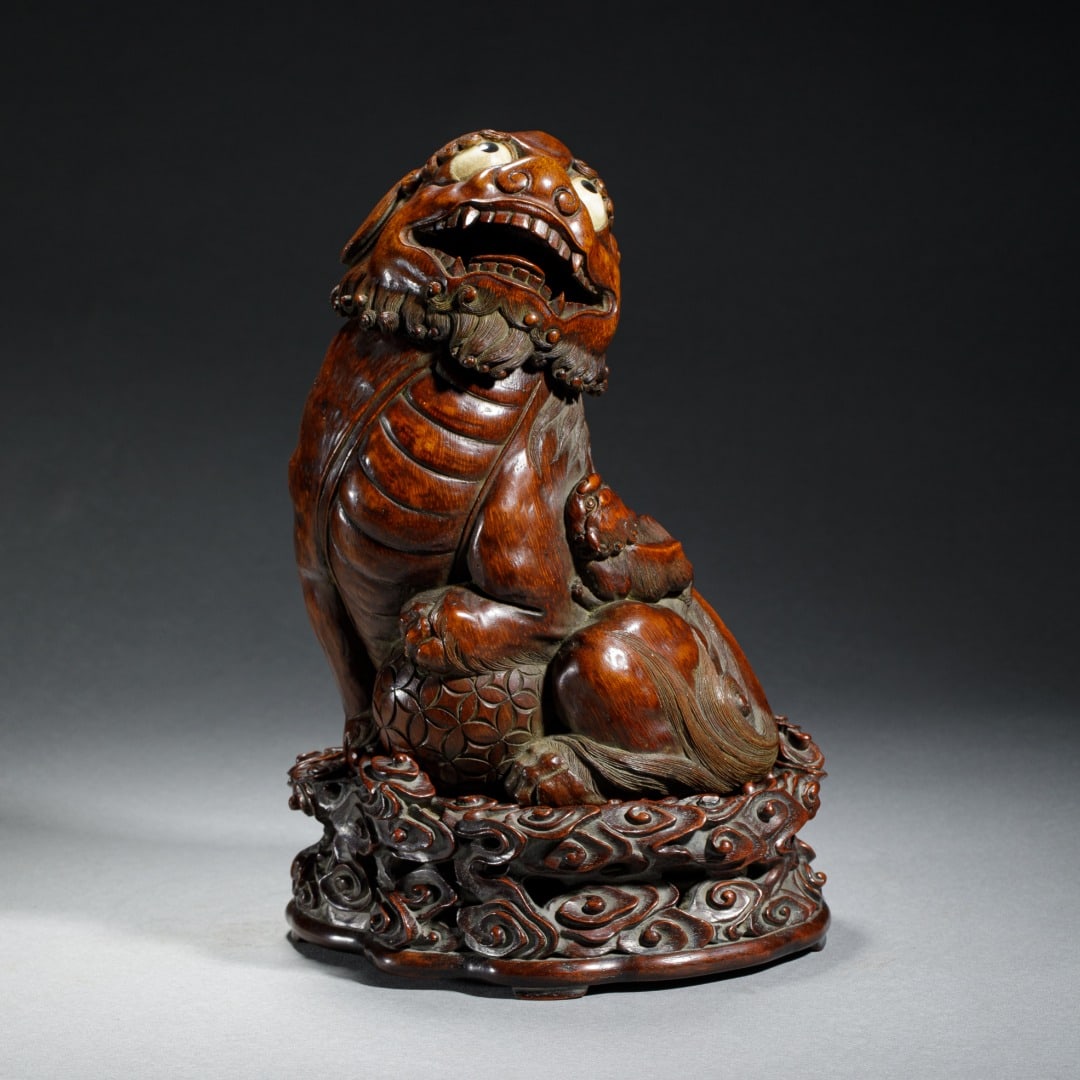 A piece of bamboo root carved lion stepping on hydrangea ornaments: Bamboo root carved lion stepping on hydrangea ornaments SIZE: L:18cm W:16cm H:27cm W:1450g (The Dimensions Of All Batches Are Manually Measured.If You Need More Detailed Information, Please Contact Ou
