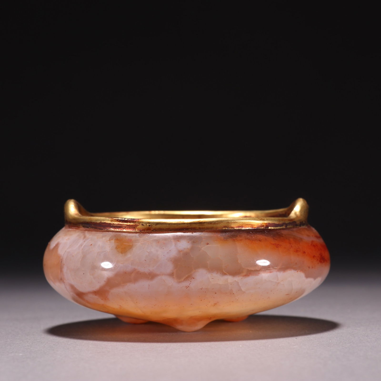 A piece of Liaojin agate gold-filled amphora incense burner: Liaojin agate gold-coated amphora incense burner Size: H:3.5cm D:8cm 103.5g (The Dimensions Of All Batches Are Manually Measured.If You Need More Detailed Information, Please Contact Our Customer Serv