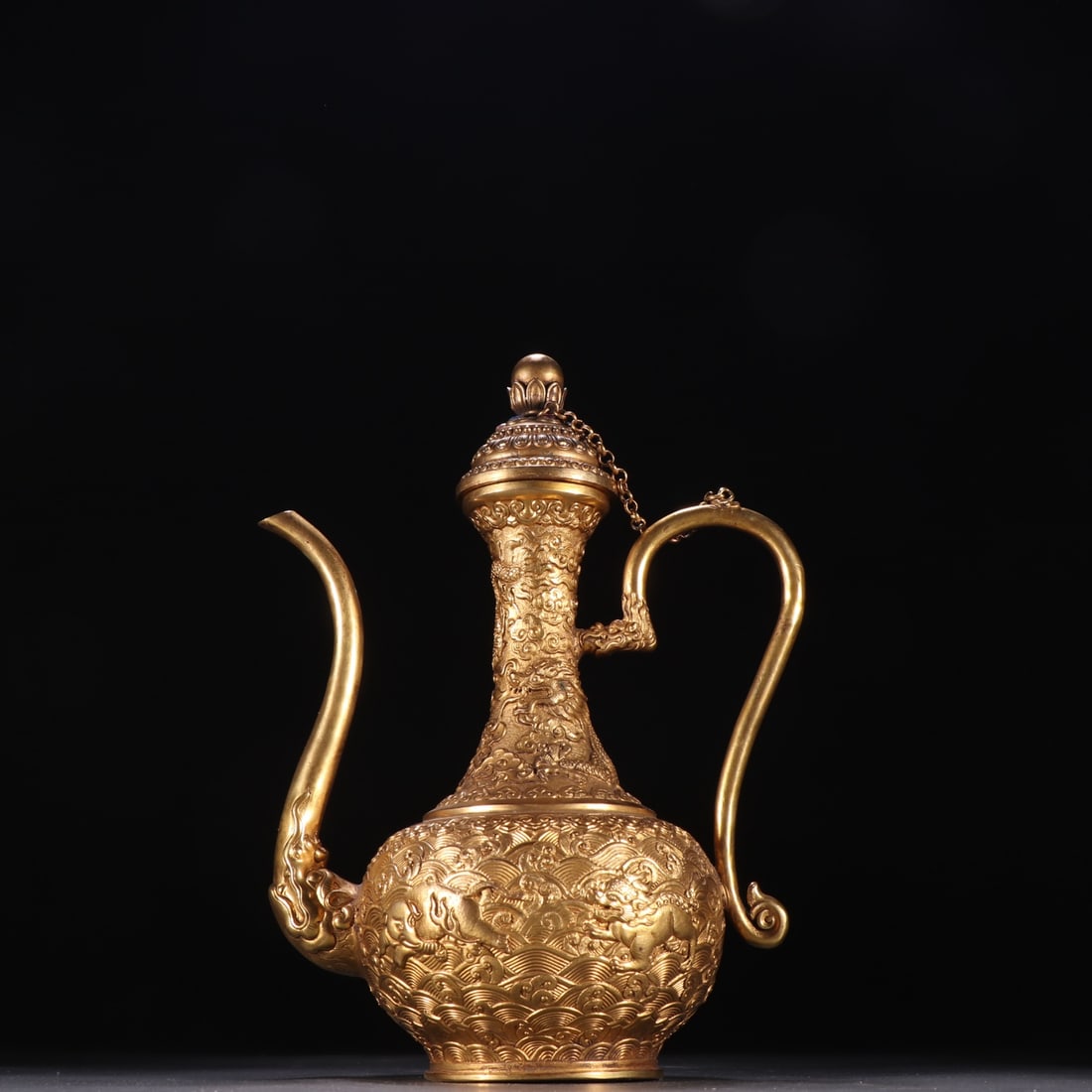 A Ming bronze gilt gem-encrusted cloud dragon flask: Ming bronze gilt inlaid gemstone cloud dragon pattern flask SIZE: H:23cm W:17.7cm W:816.4g (The Dimensions Of All Batches Are Manually Measured.If You Need More Detailed Information, Please Contact Ou