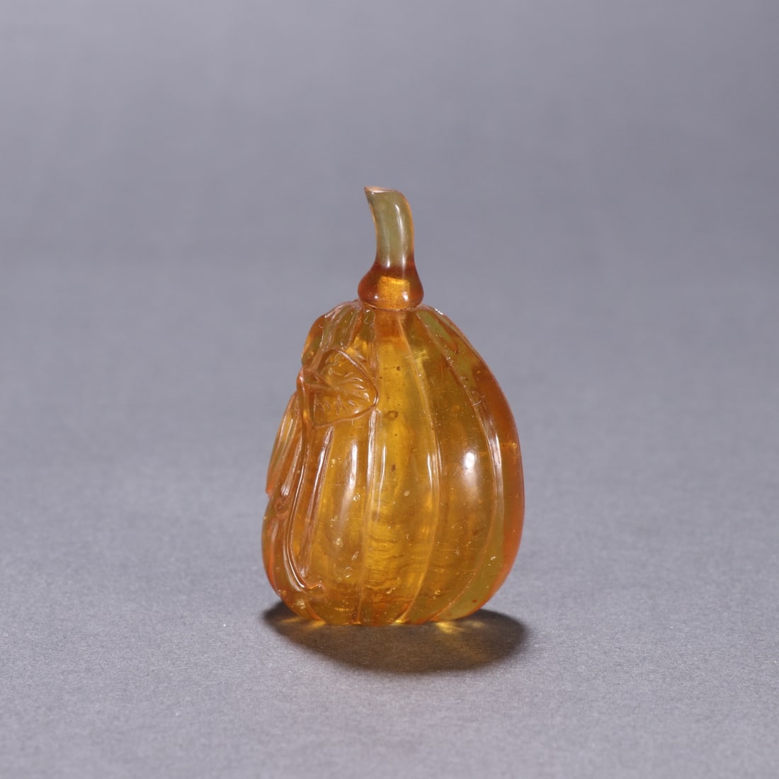 One piece of amber pumpkin-shaped snuff box: Amber pumpkin-shaped snuffbox size: H:5.6cm W:3.4cm W:14.2g (The Dimensions Of All Batches Are Manually Measured.If You Need More Detailed Information, Please Contact Our Customer Service Before Biddi