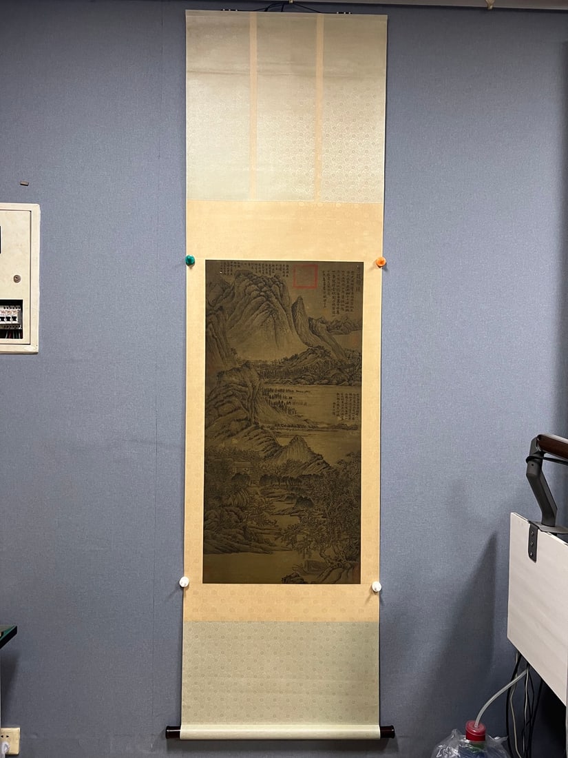 A picture of Wang Meng's landscape on silk: Wang Meng's landscape on silk SIZE: 51.5x105cm (The Dimensions Of All Batches Are Manually Measured.If You Need More Detailed Information, Please Contact Our Customer Service Before Bidding.)