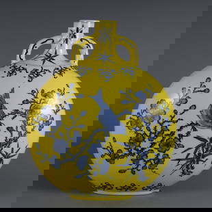 A yellow-glazed blue and white flower and bird pattern amphora flat vase made in the Qianlong year: Yellow glazed blue and white flower and bird pattern amphora flat vase made in the Qianlong year of the Qing Dynasty SIZE: H:30.2cm Belly D:24cm (The Dimensions Of All Batches Are Manually Measured.If