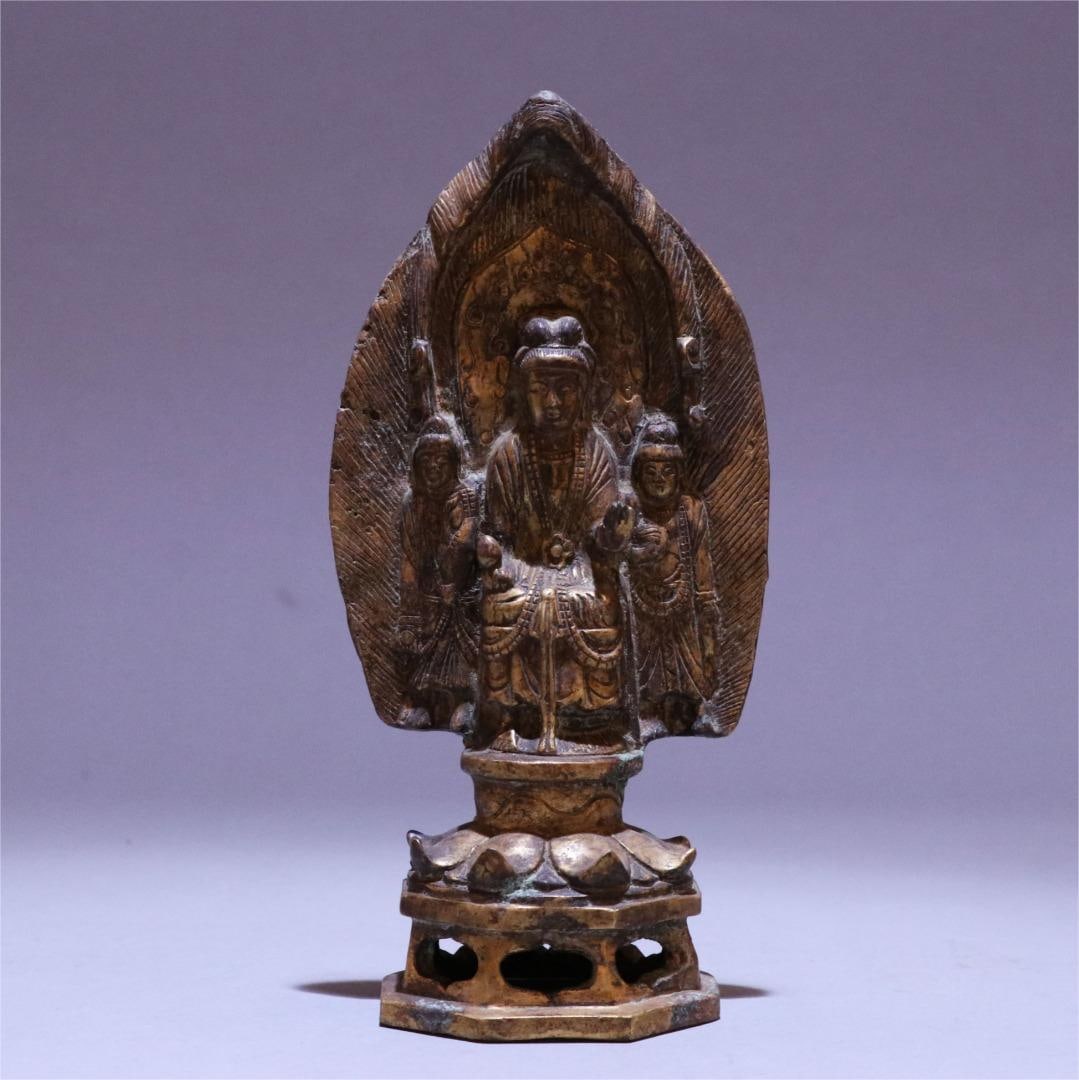 A bronze gilt Buddha statue of the Northern Wei Dynasty (1 of 9)