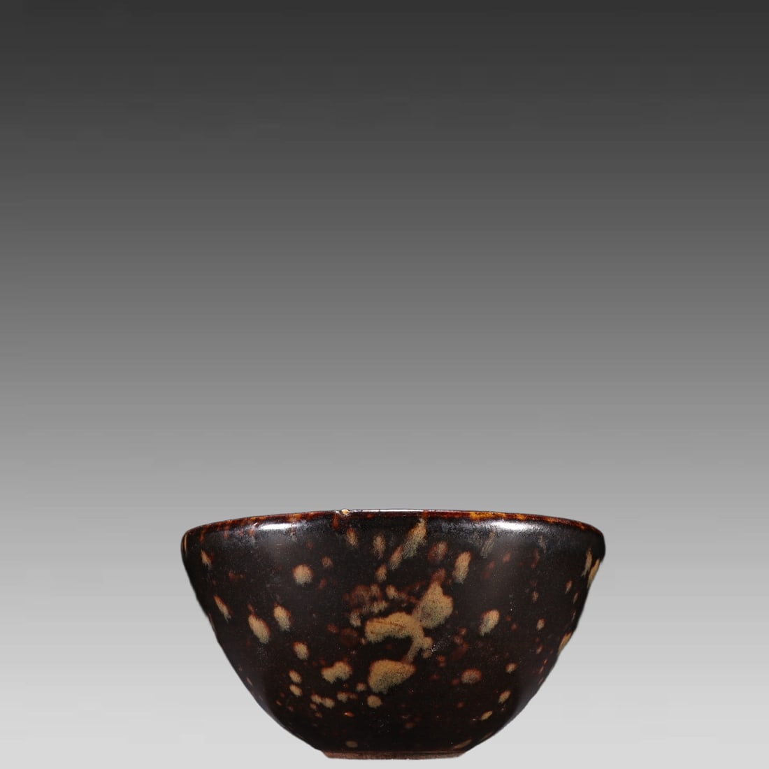 A piece of Jizhou kiln black glazed tabby tea cup from the Song Dynasty: The black glazed tabby tea cup of the Jizhou kiln in the Song Dynasty SIZE: H:7cm W:12.5cm (The Dimensions Of All Batches Are Manually Measured.If You Need More Detailed Information, Please Contact Ou