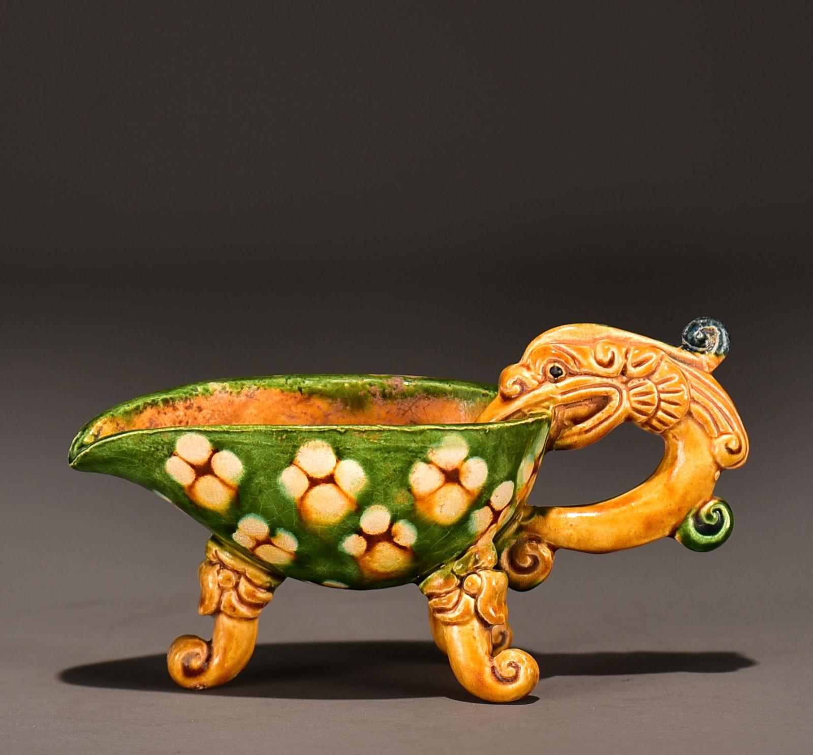 A three-color beast button cup from the Tang Dynasty (1 of 9)
