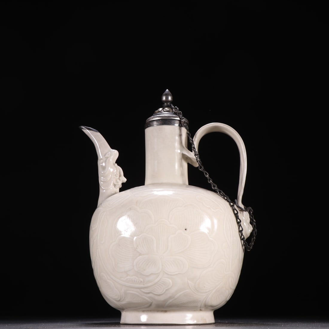 A Song Dynasty kiln silver engraved pot (1 of 9)