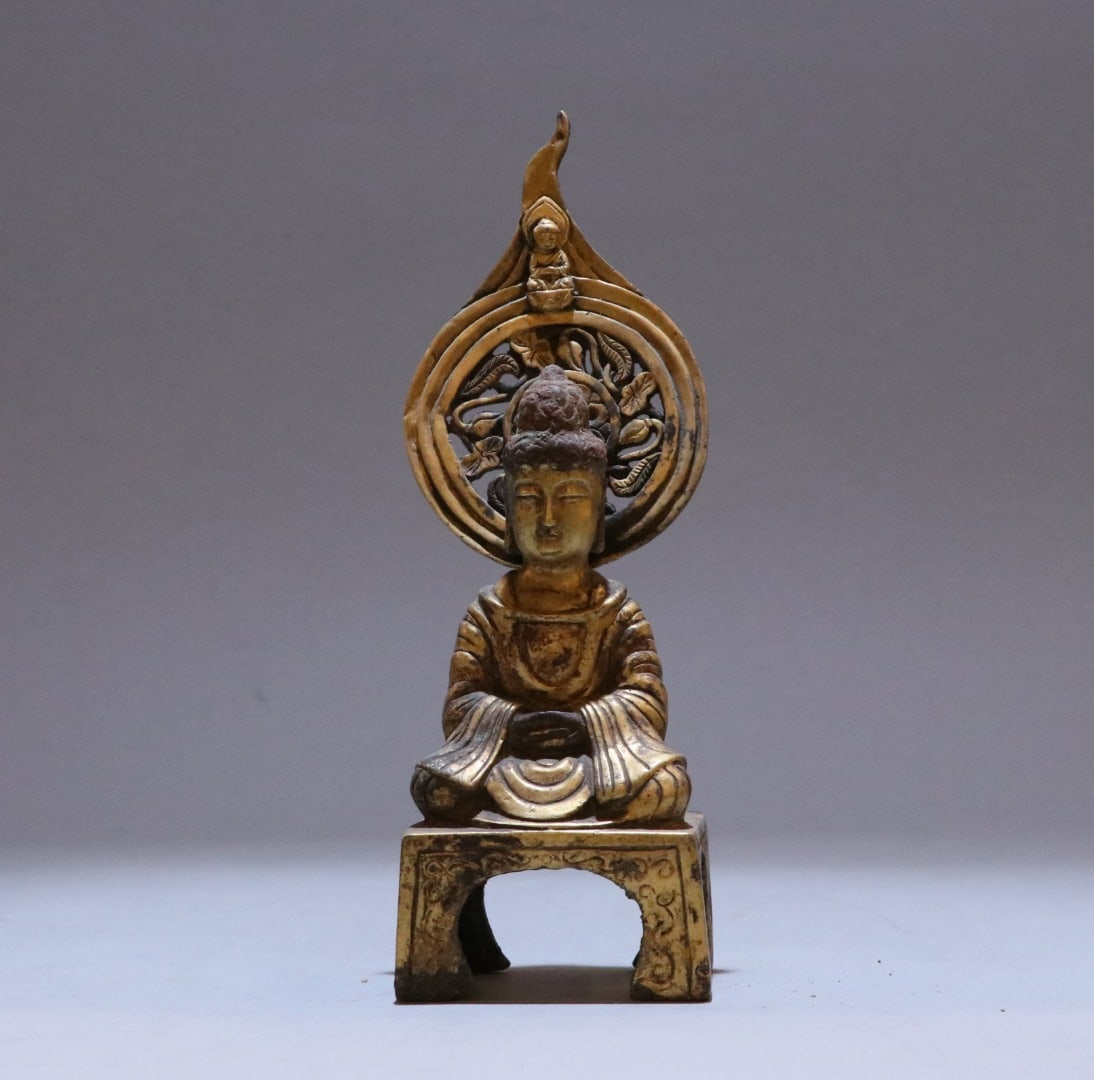 A bronze gilt Buddha statue of the Northern Wei Dynasty (1 of 10)