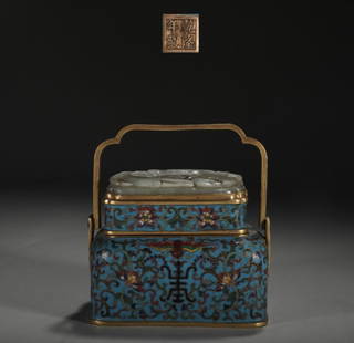 A piece of Qianlong in the Qing Dynasty. Copper tire cloisonné enamel hand stove: Qianlong of the Qing Dynasty. Copper tire cloisonné enamel hand stove [style] Qianlong year system [details] Hand stove is a vessel for warming hands in winter, mostly made of copper, and the furnace