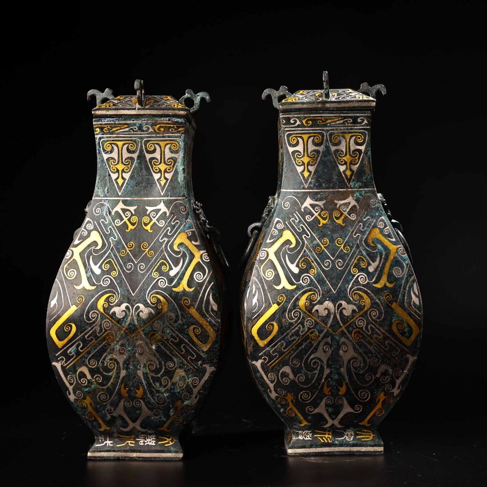 A pair of gold and silver bronze square pot bottles: A pair of gold and silver bronze square pots and bottles SIZE: W:2300g H:28cm W:13cm (The Dimensions Of All Batches Are Manually Measured.If You Need More Detailed Information, Please Contact Our Cust