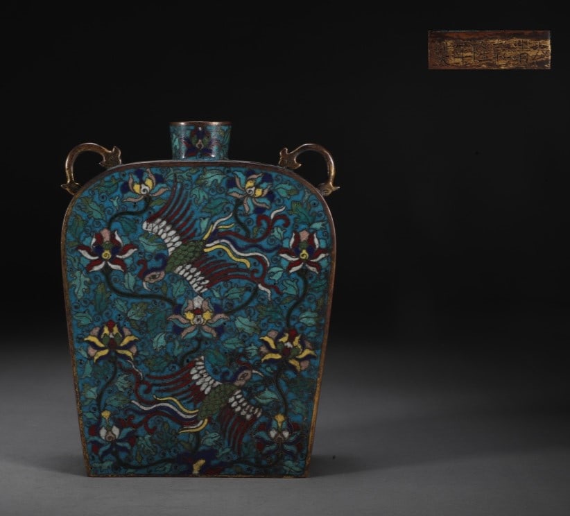 A piece of Qianlong of the Qing Dynasty. Copper cloisonné cloisonné enamel flat pot (1 of 9)