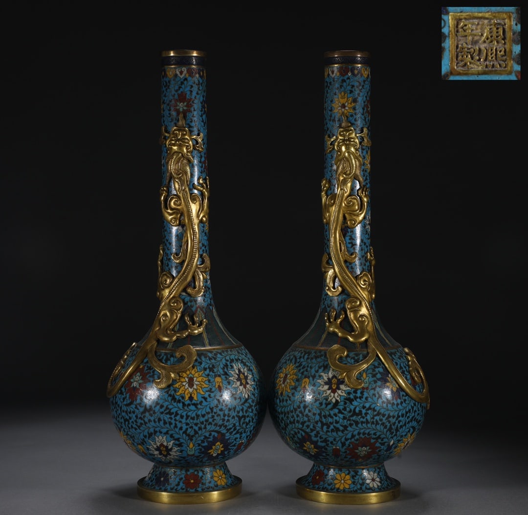 A pair of Qing Dynasty copper cloisonné cloisonné enamel dragon pattern long-necked flasks: Qing Dynasty Copper Cloisonné Cloisonné Enamel Long-necked Bottle with Dragon Pattern A Pair [Style] Kangxi Year System [Details] This pair of long-necked flasks has a slender neck, a round belly, a