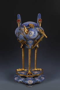 A piece of Qing Dynasty precision cast copper cloisonné cloisonné enamel crane aromatherapy: Qing Dynasty Precision Casting Copper Cloisonné Enamel Crane Aromatherapy Furnace [Style] Qianlong Year System [Details] This smoker has a unique shape and exquisite production Three red-topped crane