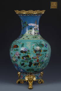 A Qing Dynasty precision cast copper cloisonné cloisonné enamel lotus pond scenery image foot: Qing Dynasty precision casting copper cloisonne cloisonné enamel lotus pond beautiful scenery image foot appreciation bottle [style] Qianlong year of the Qing Dynasty [details] This bottle with fine