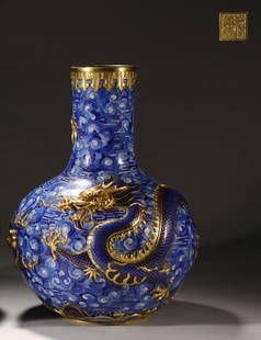 A pair of Qing Dynasty precision cast copper cloisonné cloisonné enamel cloud dragon pattern: Qing Dynasty Precision Cast Copper Cloisonné Cloisonné Enamel Cloud Dragon Pattern Tianqiu Bottle A Pair of [Style] Qianlong Year System [Details] The Tianqiu bottle is huge and full, the momentum i