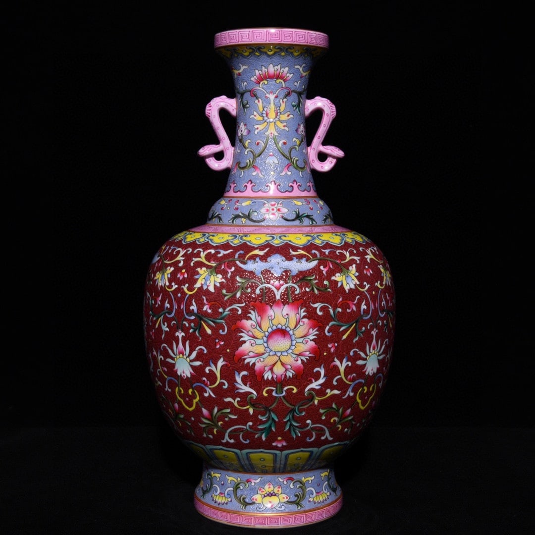 A carmine creeping flower Fushou pattern amphora made in the Qianlong year of the Qing Dynasty: Qing Dynasty Qianlong year of carmine climbing flower Fushou pattern amphora SIZE: H:33cm D:18cm (The Dimensions Of All Batches Are Manually Measured.If You Need More Detailed Information, Please Cont