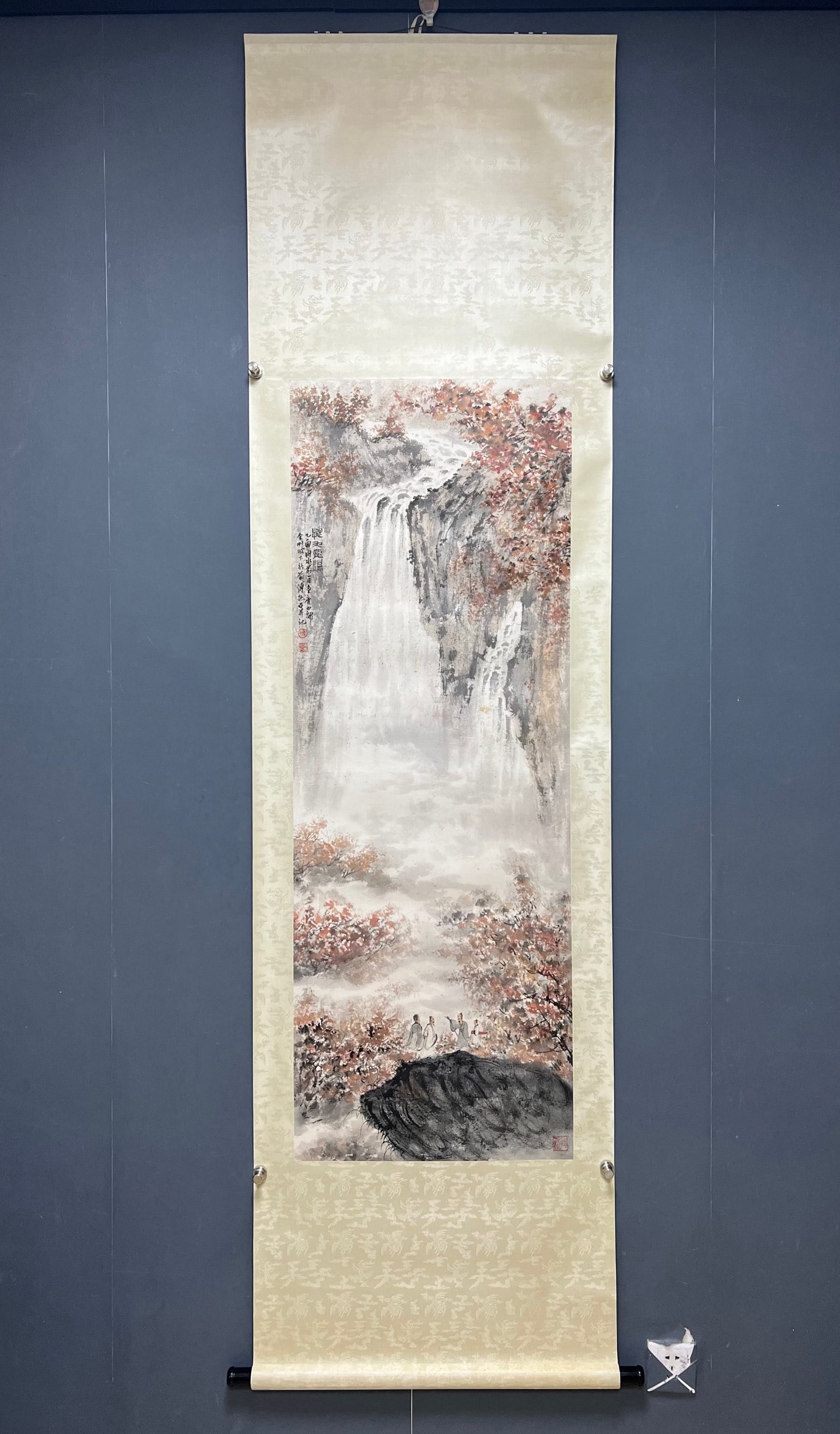 A picture of Fu Baoshi's waterfall on paper: Fu Baoshi's waterfall view on paper SIZE: Painting core 139x50cm (The Dimensions Of All Batches Are Manually Measured.If You Need More Detailed Information, Please Contact Our Customer Service Before
