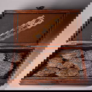 One piece of agarwood with shaped wood with old inlaid shell wood box: Agarwood with shaped wood with old inlaid shell wood box SIZE: W:30g D:8cm (The Dimensions Of All Batches Are Manually Measured.If You Need More Detailed Information, Please Contact Our Customer Servi