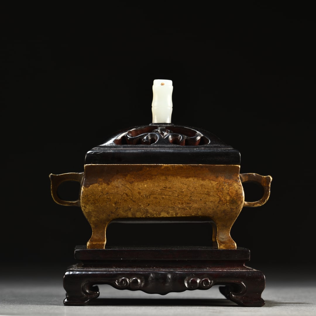 A bronze amphora four-legged aromatherapy burner from the Qing Dynasty: A copper amphora four-legged aromatherapy stove from the Qing Dynasty SIZE: H:7.5cm W:9.6cm W:294g (The Dimensions Of All Batches Are Manually Measured.If You Need More Detailed Information, Please Co