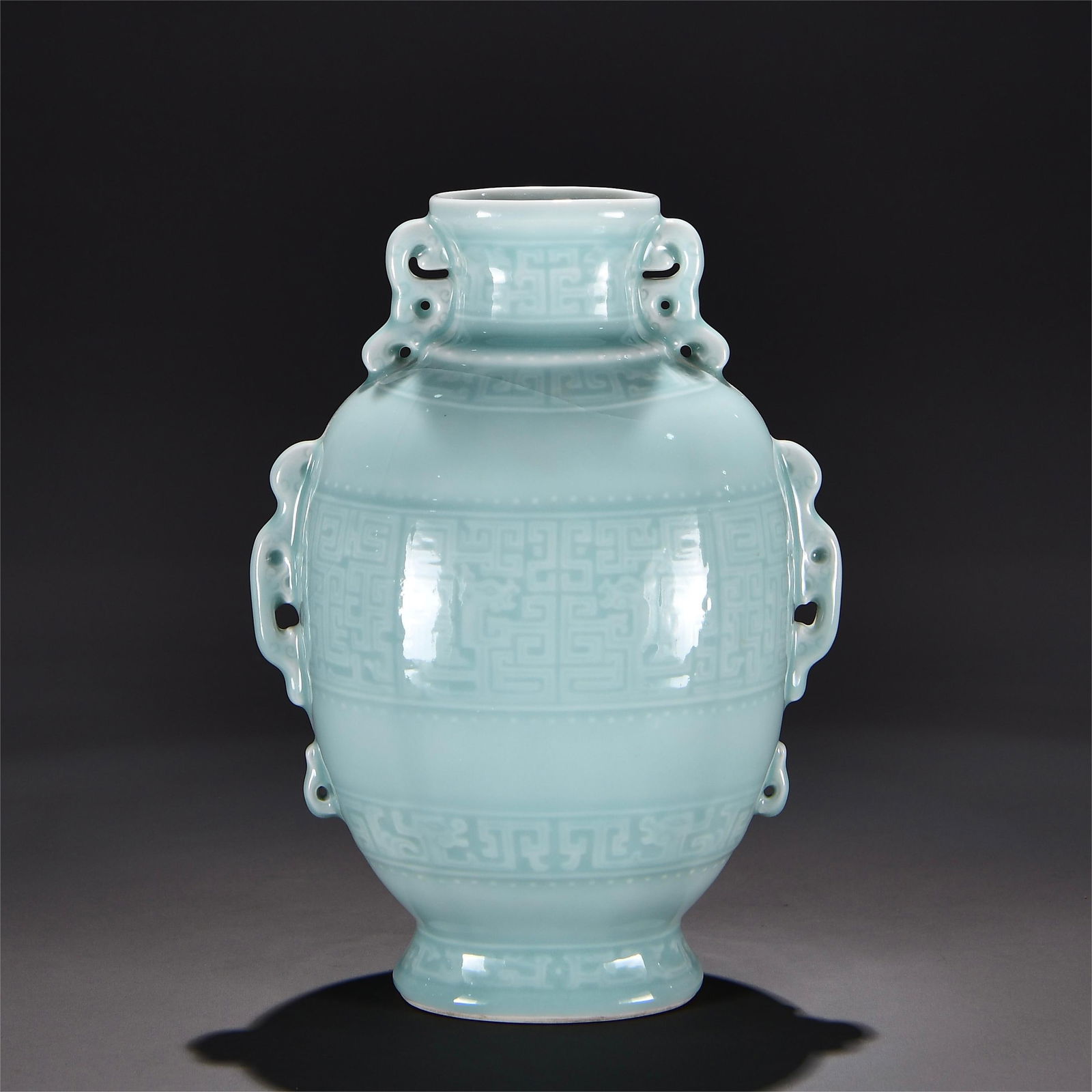 A sky blue glazed amphora from the Qing Dynasty: A sky blue glazed amphora from the Qing Dynasty SIZE: H:24cm (The Dimensions Of All Batches Are Manually Measured.If You Need More Detailed Information, Please Contact Our Customer Service Before Bidd