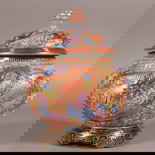 A piece of enamel carved gold dragon pattern tea canister made in the Qianlong year of the Qing: A pair of exquisite copper tire cloisonné enamel cloisonné carved relief double dragon play beads large vase SIZE: H:17.5cm Belly D:13cm (The Dimensions Of All Batches Are Manually Measured.If You N